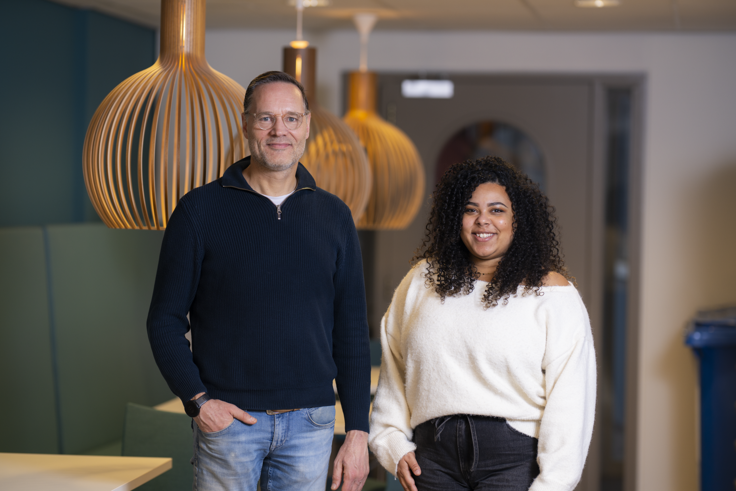 Informatiearchitect Arnoud Willemsen en adviseur informatie­beheer Lauraine Celestin