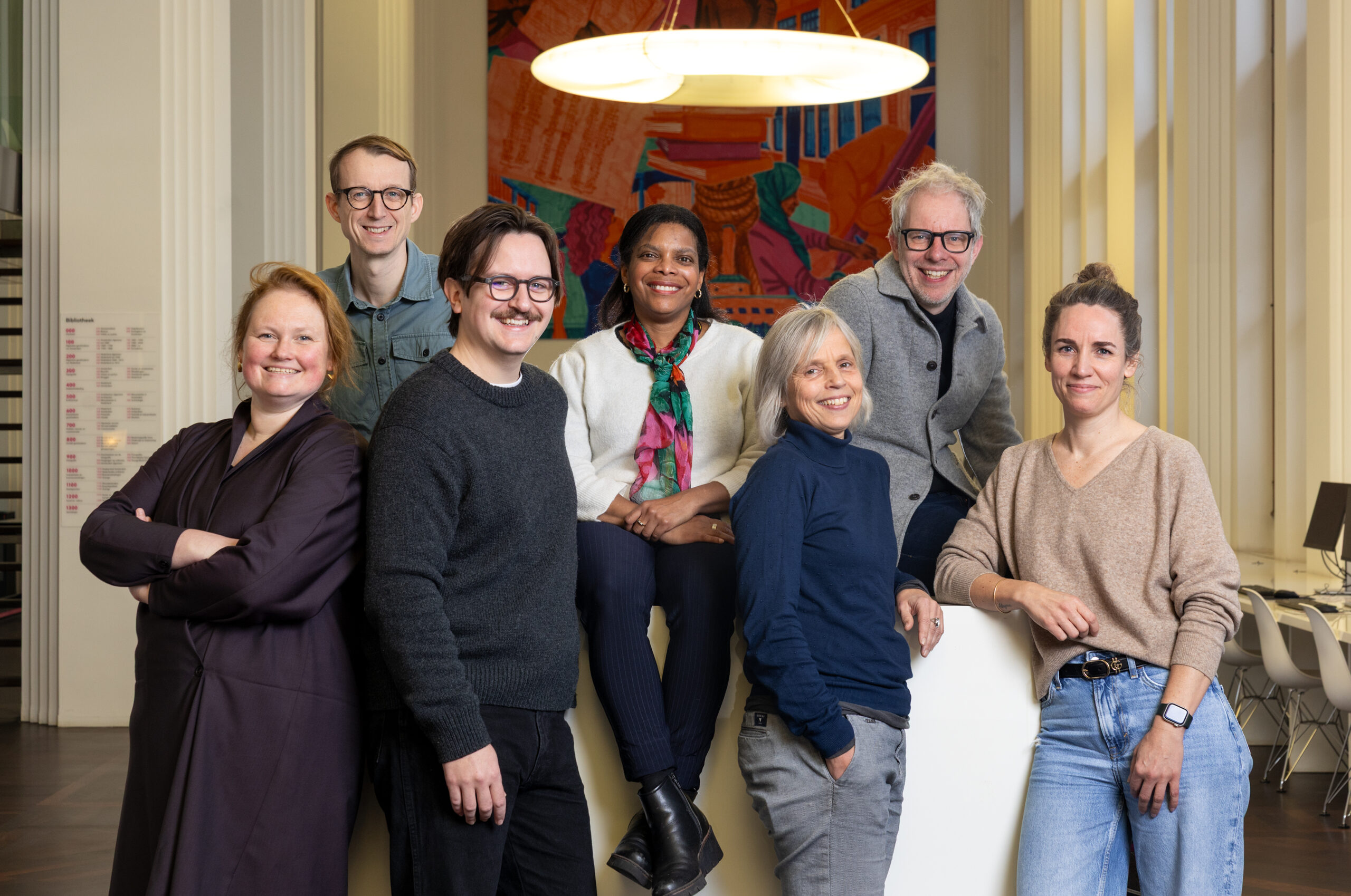 Van links naar rechts: informatiecommissaris Sofie Bustraan, projectmedewerker Open.Amsterdam Sibrand de Boer, researcher/designer Openbaarheidscentrum Sam Smits, assistent-projectmanager Denise Peroti, medewerker Openbaarheidscentrum Tessel Hillenius, hoofd toegankelijkheid en digitale innovatie Marc Holtman en projectleider openbaarheidscentrum en Open.Amsterdam Jaike Rothengatter Amsterdam, 8 januari 2026 Groepsportret Stadsarchief Amsterdam Van L naar R; Sofie Bustraan, Sibrand de Boer, Sam Smits, Denise Peroti, Tessel Hillenius, Marc Holtman en Jaike Rothengatter